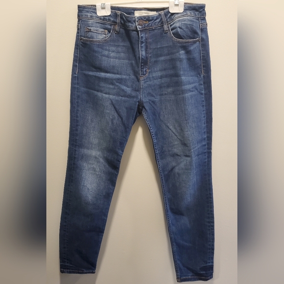 HIDDEN | High Rise Dark Wash Clean Hem Skinny Jeans in Size 31 - Picture 2 of 11